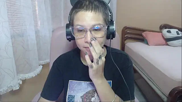 Snapshot of moon_cat85 chatting on 09-20-25, 09:49 moon cat85 online show from 09-20-25, 09:49