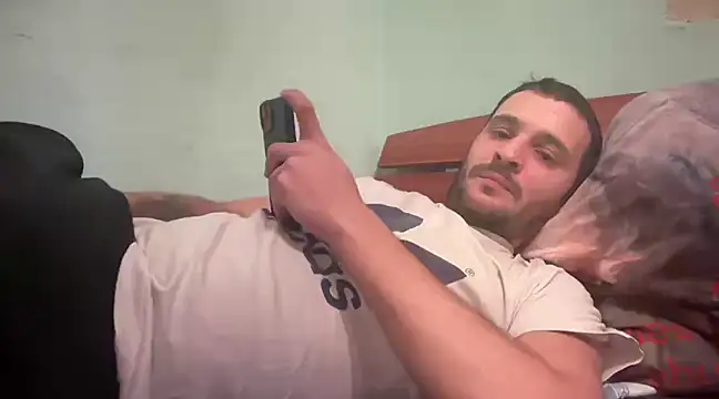 Snapshot of AlexandruUK chatting on 03-11-25, 02:51 AlexandruUK online show from 03-11-25, 02:51