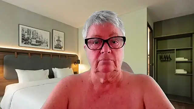 GrannyChrissy68 online show from 04-19-26, 09:17