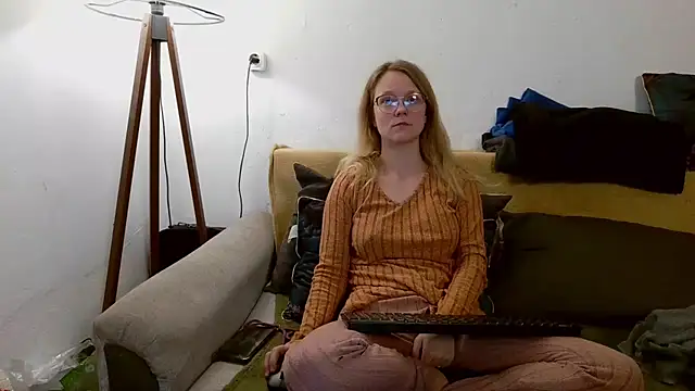 Snapshot of little-leni chatting on 01-13-26, 07:19 little-leni online show from 01-13-26, 07:19