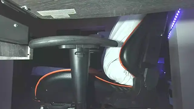 Snapshot of Dick_and_muscles chatting on 09-09-25, 10:04 Dick and muscles online show from 09-09-25, 10:04