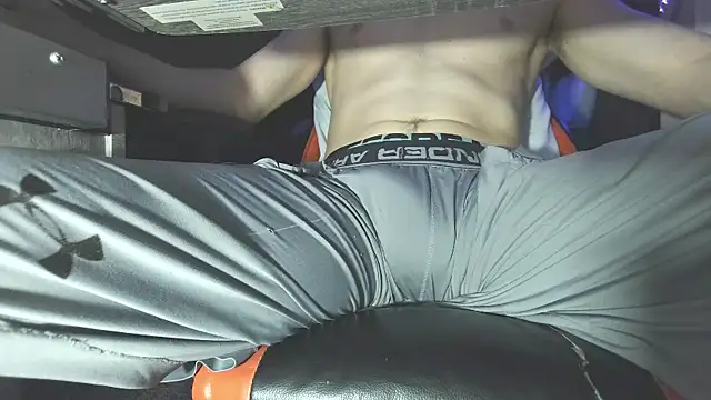 Snapshot of Dick_and_muscles chatting on 09-10-25, 10:43 Dick and muscles online show from 09-10-25, 10:43