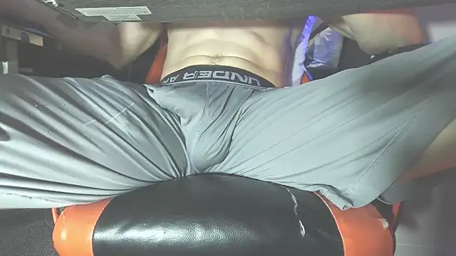 Snapshot of Dick_and_muscles chatting on 10-13-25, 01:05 Dick and muscles online show from 10-13-25, 01:05