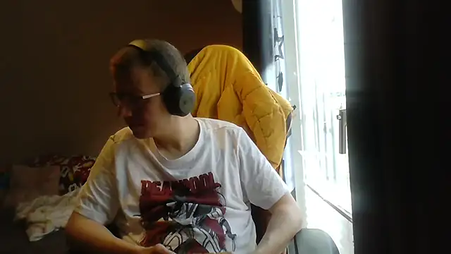 Snapshot of David250692 chatting on 03-09-26, 08:40 David250692 online show from 03-09-26, 08:40