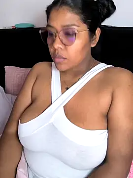Snapshot of paola091 chatting on 12-30-24, 12:43 paola091 online show from 12-30-24, 12:43