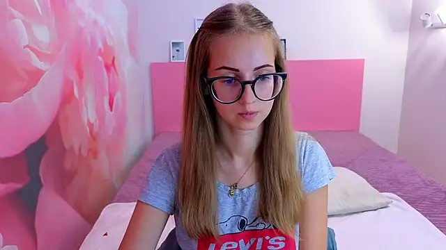 Snapshot of AliceAdams chatting on 09-19-25, 06:37 AliceAdams online show from 09-19-25, 06:37