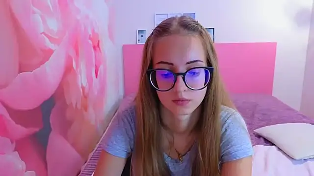 Snapshot of AliceAdams chatting on 10-06-25, 06:55 AliceAdams online show from 10-06-25, 06:55