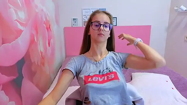 Snapshot of AliceAdams chatting on 10-17-25, 07:00 AliceAdams online show from 10-17-25, 07:00