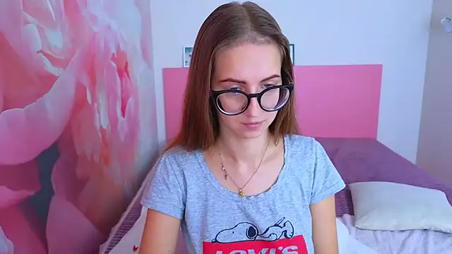 Snapshot of AliceAdams chatting on 10-23-25, 06:45 AliceAdams online show from 10-23-25, 06:45