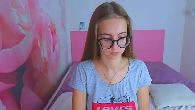 Snapshot of AliceAdams chatting on 10-24-25, 06:43 AliceAdams online show from 10-24-25, 06:43