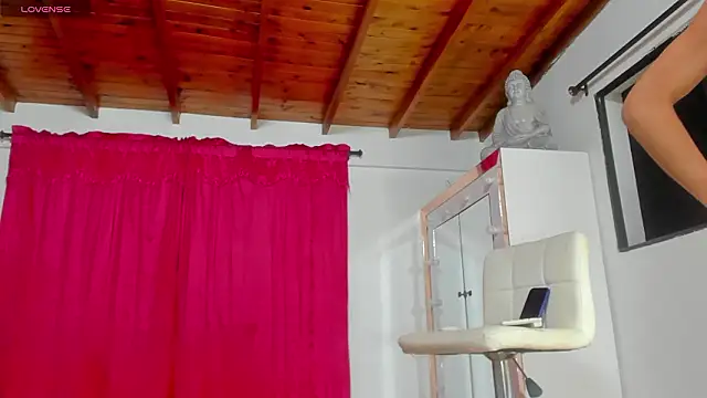 Snapshot of emily_hornett chatting on 02-28-26, 03:18 emily hornett online show from 02-28-26, 03:18