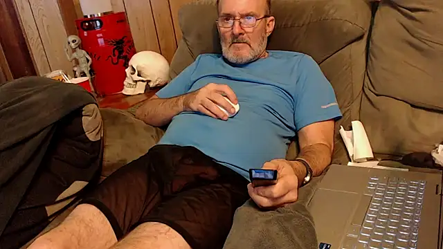 Snapshot of snickers1 chatting on 10-15-25, 02:06 snickers1 online show from 10-15-25, 02:06