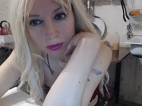 Snapshot of mimimi28 chatting on 12-20-24, 10:22 mimimi28 online show from 12-20-24, 10:22