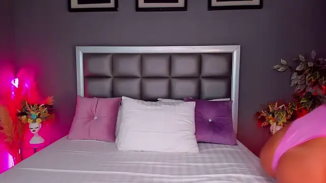 Snapshot of Rachel_Quinn_ chatting on 10-15-25, 03:39 Rachel Quinn online show from 10-15-25, 03:39