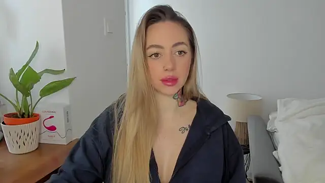 Snapshot of sexyCoralie chatting on 01-19-25, 07:36 sexyCoralie online show from 01-19-25, 07:36