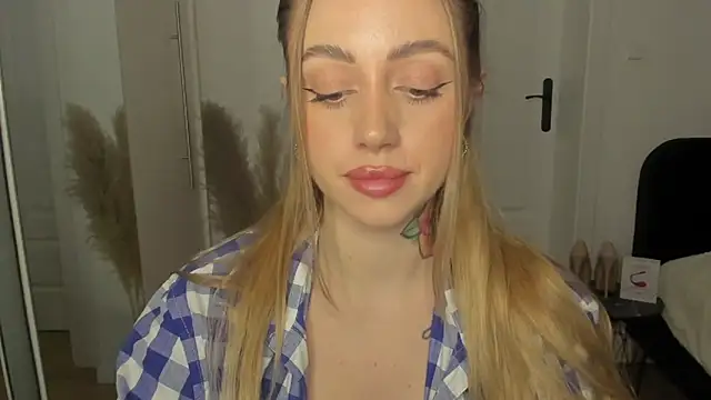 Snapshot of sexyCoralie chatting on 02-01-25, 05:47 sexyCoralie online show from 02-01-25, 05:47