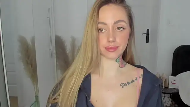 Snapshot of sexyCoralie chatting on 02-03-25, 03:06 sexyCoralie online show from 02-03-25, 03:06