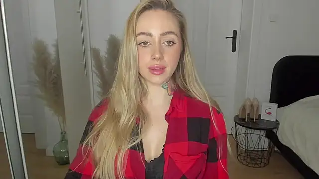 Snapshot of sexyCoralie chatting on 03-13-25, 08:54 sexyCoralie online show from 03-13-25, 08:54