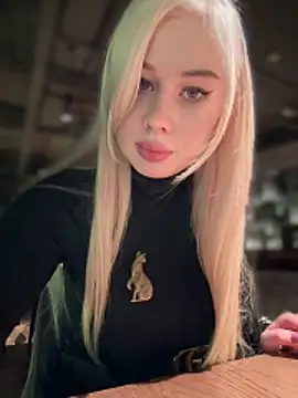 LaraHollywood online show from 11-12-25, 11:32