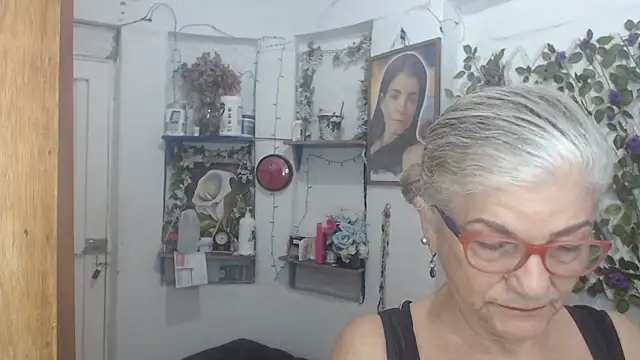 Snapshot of FunnyGrandma chatting on 05-10-26, 12:05 FunnyGrandma online show from 05-10-26, 12:05