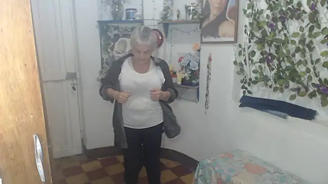 Snapshot of FunnyGrandma chatting on 06-03-26, 01:52 FunnyGrandma online show from 06-03-26, 01:52