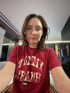 Snapshot of The_Snowwhitee chatting on 05-03-26, 04:13 The Snowwhitee online show from 05-03-26, 04:13
