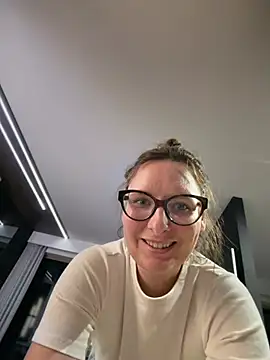 Snapshot of The_Snowwhitee chatting on 07-06-26, 06:54 The Snowwhitee online show from 07-06-26, 06:54