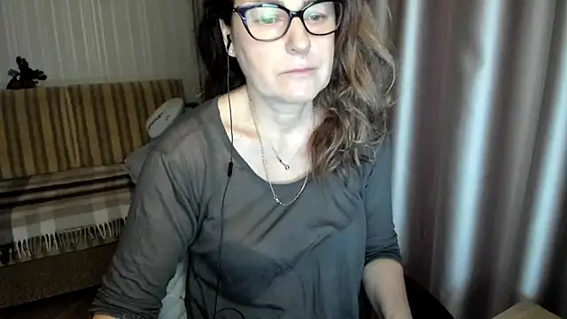 lauraoven online show from 12-18-25, 07:47