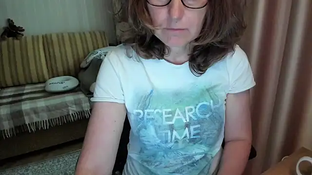Snapshot of lauraoven chatting on 05-26-26, 02:46 lauraoven online show from 05-26-26, 02:46