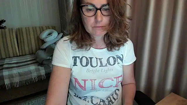 Snapshot of lauraoven chatting on 06-11-26, 03:10 lauraoven online show from 06-11-26, 03:10