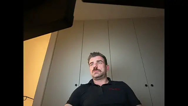 Snapshot of mrbigballs chatting on 11-17-25, 08:14 mrbigballs online show from 11-17-25, 08:14