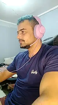 Snapshot of Fadinha-e-Raro chatting on 02-21-25, 09:00 Fadinha-e-Raro online show from 02-21-25, 09:00