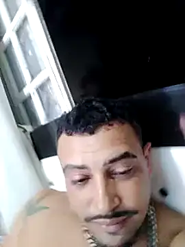 Snapshot of Fadinha-e-Raro chatting on 03-22-25, 02:59 Fadinha-e-Raro online show from 03-22-25, 02:59