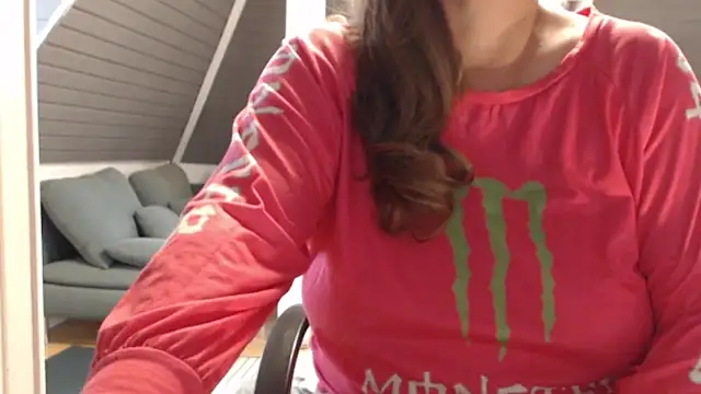 Snapshot of KimMitchelli chatting on 10-10-25, 10:36 KimMitchelli online show from 10-10-25, 10:36