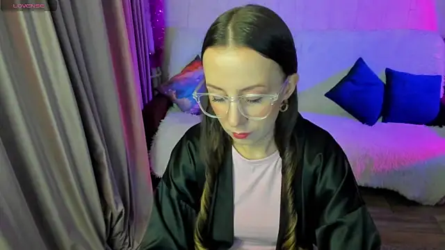 Snapshot of CurlySteph chatting on 11-17-25, 06:03 CurlySteph online show from 11-17-25, 06:03