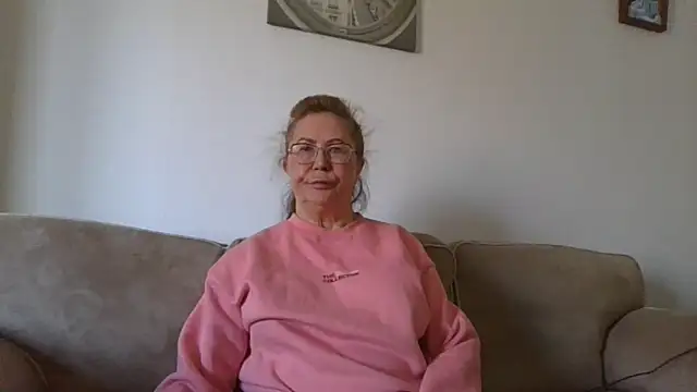 Hottie-Mom online show from 04-17-26, 09:45