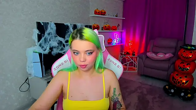 Snapshot of EnergyBunny_1 chatting on 10-30-25, 05:13 EnergyBunny 1 online show from 10-30-25, 05:13