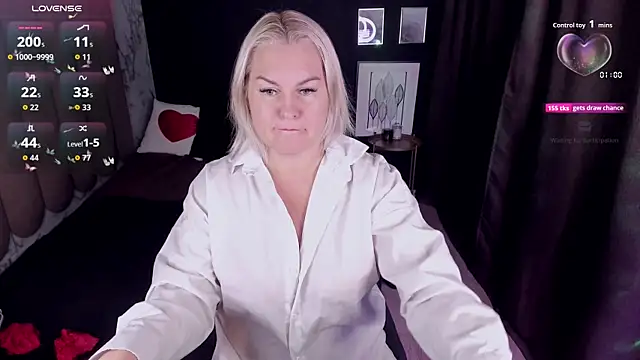 Snapshot of YolandaKiss chatting on 10-14-25, 08:20 YolandaKiss online show from 10-14-25, 08:20