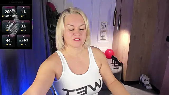 Snapshot of YolandaKiss chatting on 11-03-25, 08:21 YolandaKiss online show from 11-03-25, 08:21