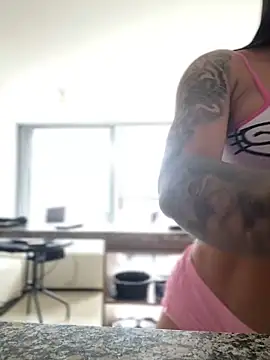 Snapshot of LaraHenao chatting on 02-12-26, 02:12 LaraHenao online show from 02-12-26, 02:12