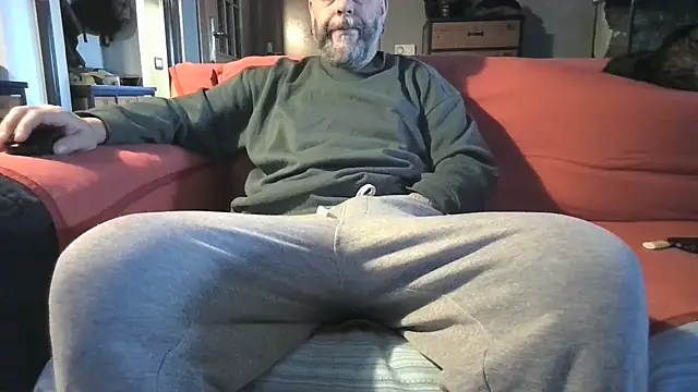 Snapshot of naked_bear chatting on 02-03-25, 09:52 naked bear online show from 02-03-25, 09:52