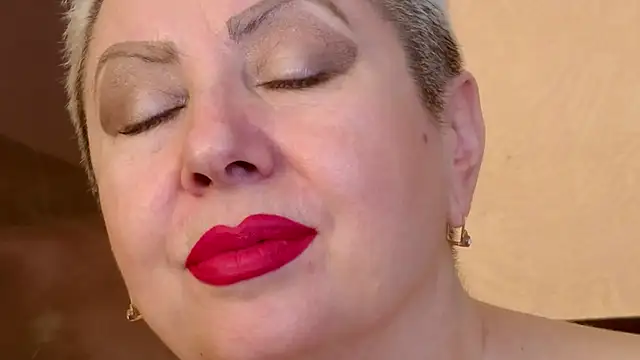 Snapshot of LadyPosh chatting on 10-30-25, 09:48 LadyPosh online show from 10-30-25, 09:48