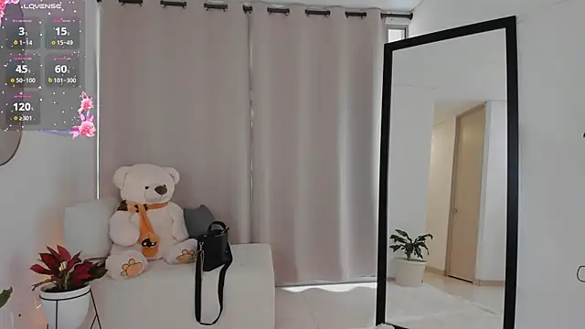 roxie gates  online show from 10-10-25, 06:29