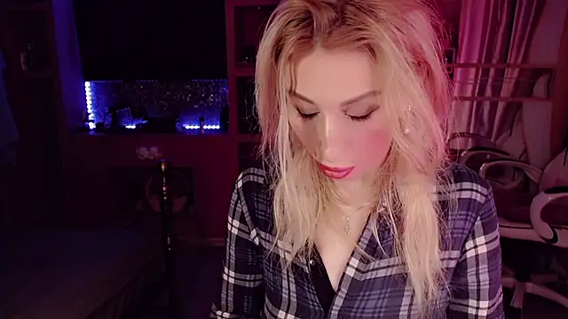 Snapshot of AnnieGOld_ chatting on 09-16-25, 07:59 AnnieGOld  online show from 09-16-25, 07:59