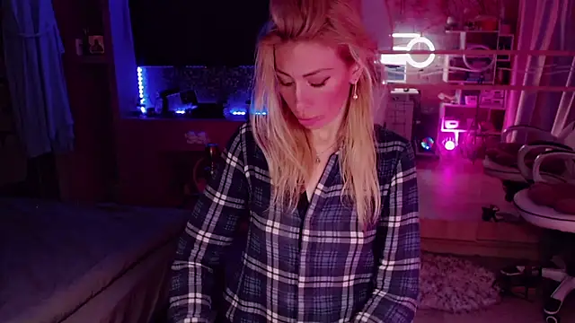 Snapshot of AnnieGOld_ chatting on 09-19-25, 01:18 AnnieGOld  online show from 09-19-25, 01:18