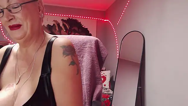 Snapshot of LaylaMilf chatting on 11-19-25, 09:37 LaylaMilf online show from 11-19-25, 09:37