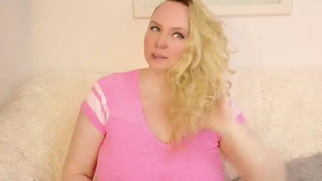 Snapshot of Sarah4you chatting on 06-28-26, 01:17 Sarah4you online show from 06-28-26, 01:17