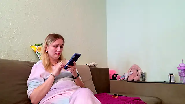 ModelEva online show from 05-28-26, 09:50