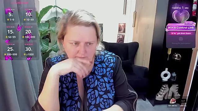 Snapshot of ScarlettSoft chatting on 07-11-26, 05:54 ScarlettSoft online show from 07-11-26, 05:54