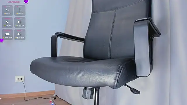 Snapshot of queen_carly chatting on 12-16-24, 04:05 queen carly online show from 12-16-24, 04:05